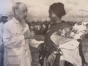 Aoua Keita et Hô Chi Minh, sd (1962), Aujourd’hui l’Afrique, n°7, 10 mai 1977, p. 37